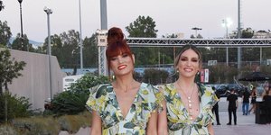 Μαίρη Συνατσάκη και Αθηνά Οικονομάκου φορούν το ίδιο φλοράλ φόρεμα