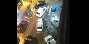 Προκάλεσε ζημιές σε ΙΧ και κάδους και παράτησε το αμάξι στη μέση του δρόμο