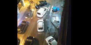 Προκάλεσε ζημιές σε ΙΧ και κάδους και παράτησε το αμάξι στη μέση του δρόμο