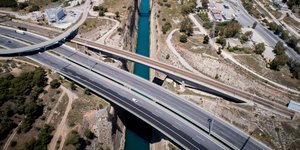 Αυτοκινητόδρομος Κορίνθου - Πατρών από ψηλά, στο ύψος του Ισθμού
