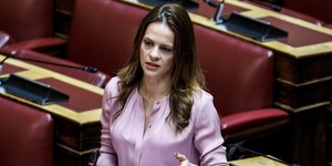 Η Αχτσιόγλου στη Βουλή