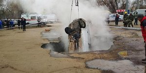 Ανοιξε η γη και έπεσαν σε ζεματιστό νερό