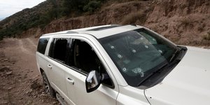 Αυτοκίνητο με σπασμένα τζάμια και σφαίρες