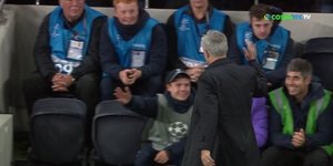 To ball boy της Τότεναμ και ο Ζοζέ Μουρίνιο