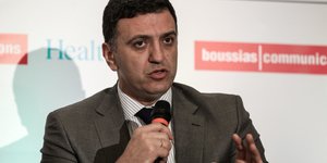 Βασίλης Κικίλιας καφε κοστούμι
