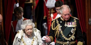 Η Βασίλισσα Ελισάβετ συνοδεύεται από τον πρωτότοκο γιο της Πρίγκιπα Κάρολο