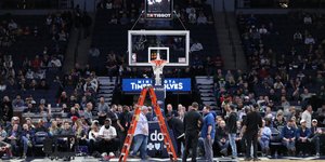 Σκάλα σε χαλασμένη μπασκέτα σε ματς του NBA