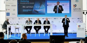 Στο βήμα, ο Διευθύνων Σύμβουλος της Bayer Ελλάς, κ. Andreas Pollner