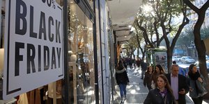 Στους ρυθμούς της Black Friday καταναλωτές και εμπορικά καταστήματα