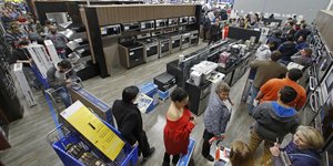 ουρά κόσμου σε κατάστημα Black Friday