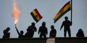 Αστυνομικοί διαδηλώνουν στην Βολιβία