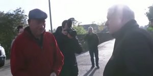 Ο Μπόρις Τζόνσον με ηλικιωμένο