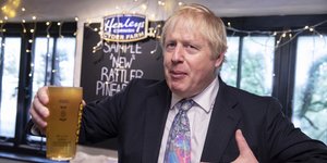 Ο Μπόρις Τζόνσον με μπύρα στα χέρια