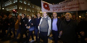 Αποδέκτες αποδοκιμασιών από διαδηλωτές έγιναν βουλευτές και στελέχη του ΣΥΡΙΖΑ στην πορεία για το Πολυτεχνείο