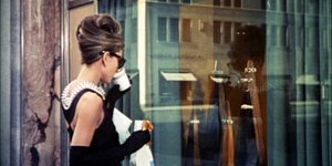σκηνή ταινία Πρωινό Τίφανι Όντρει Χεπμπορν
