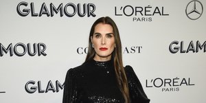 H Μπρουκ Σιλντς με μίνι μαύρο φόρεμα και κόκκινο κραγιόν