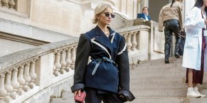 γυναίκα με σακάκι και γυαλιά στην εβδομάδα μόδας