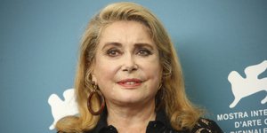 Η ηθοποιός Κατρίν Ντενέβ με σιθρού πουκάμισο