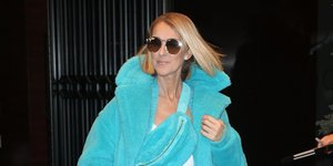 Η Σελίν Ντιόν με τιρκουάζ σύνολο στη Νέα Υόρκη