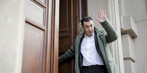 Ο Τζεμ Εζντεμιρ χαιρετά