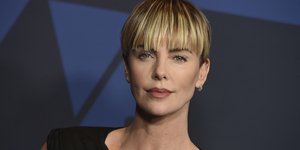 Η Σαρλίζ Θερόν με κοντά μαλλιά και μαύρο τοπ