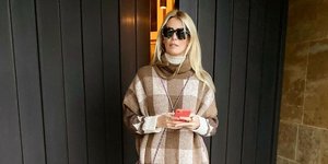 Η Κλόντια Σίφερ με πλεκτό, μπότες και τζιν