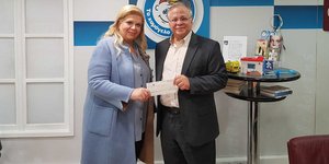 Η Κλέλια Χατζηιωάννου παραδίδει την επιταγή στον Κώστα Γιαννόπουλο 