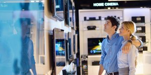 Καταναλωτές μπροστά σε τηλεοράσεις σε πολυκατάστημα