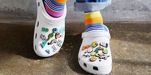 Ζευγάρι λευκά crocs με χρωματιστά σχέδια