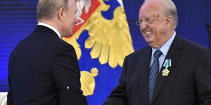 Ο Πούτιν παρασημοφόρησε τον επίτιμο πρόξενο της Ρωσίας στην Κρήτη και τα Δωδεκάνησα, Ν. Δασκαλαντωνάκη 