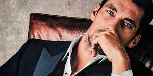 Ο David Gandy με κοστούμι κάθεται σε πολυθρόνα