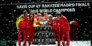 Ισπανοί παίκτες φωτογραφίζονται με τρόπαιο στο τένις