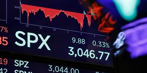 Νούμερα χρηματιστηρίου σε οθόνη