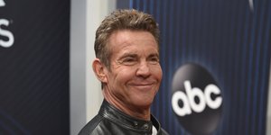 Ο Ντένις Κουέιντ με δερμάτινο μπουφάν και λευκή μπλούζα