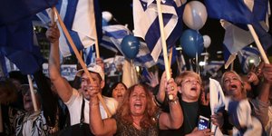 Διαδηλωτές υπέρ του Μπενιαμίν Νετανιάχου στους δρόμους του Τελ Αβίβ