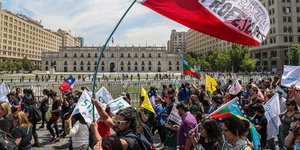 Διαδηλωτές με σημαία της Χιλής