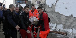 Διασώστες μεταφέρουν γυναίκα στα χέρια