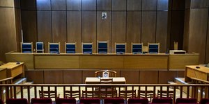 Εικόνα της έδρας δικαστηρίου και του εδωλίου σε δικαστική αίθουσα