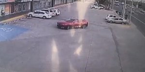 Κόκκινο αυτοκίνητο πλησιάζει το αυτοκίνητο αστυνομικού πριν τη δολοφονία του