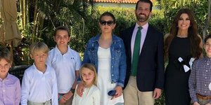 Ο Ντόναλντ Τραμπ τζούνιορ με τα παιδιά του και την νέα του σύντροφο