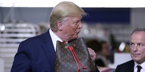 Ο Ντόναλντ Τραμπ κρατά μια Louis Vuitton στα χέρια στο Τέξας
