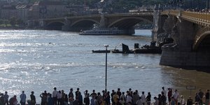 Κόσμος στον Δούναβη κοιτάζει πλοίο που βυθίστηκε