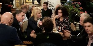 Σε μπαράκι βουλευτές με την Ρένα Δούρου/Φωτό Instagram