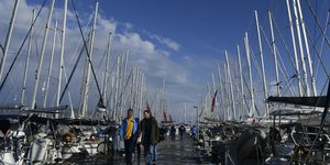 δυο αντρες στην μαρίνα με σκάφη