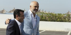 Ο Εντι Ράμα αγκαλιάζει τον Ζόραν Ζάεφ
