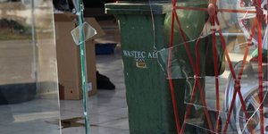 Σπασμένη τζαμαρία μετά τη διάρρηξη