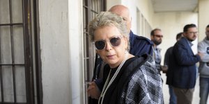 Η δημοσιογράφος Έλενα Ακρίτα με καρό παλτό