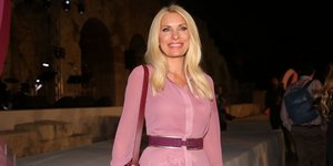 Η Ελένη Μενεγάκη με ροζ φόρεμα