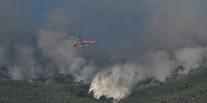 Ελικόπτερο της Πυροσβεστικής επιχειρεί σε δασική έκταση στο Λουτράκι