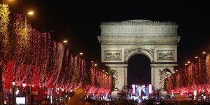 Η Champs Elysees φωταγωγήθηκε για τα Χριστούγεννα